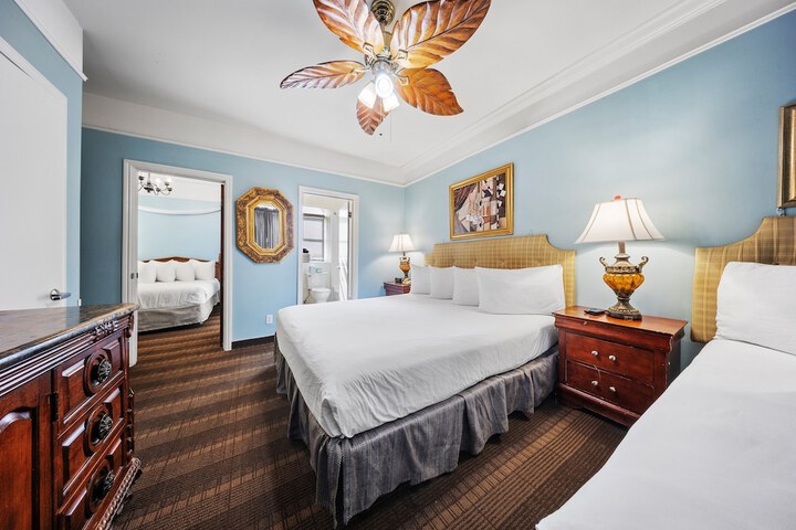 1 King Bed (3 of 17)