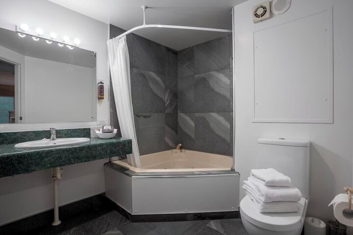 Room 16 of 32
