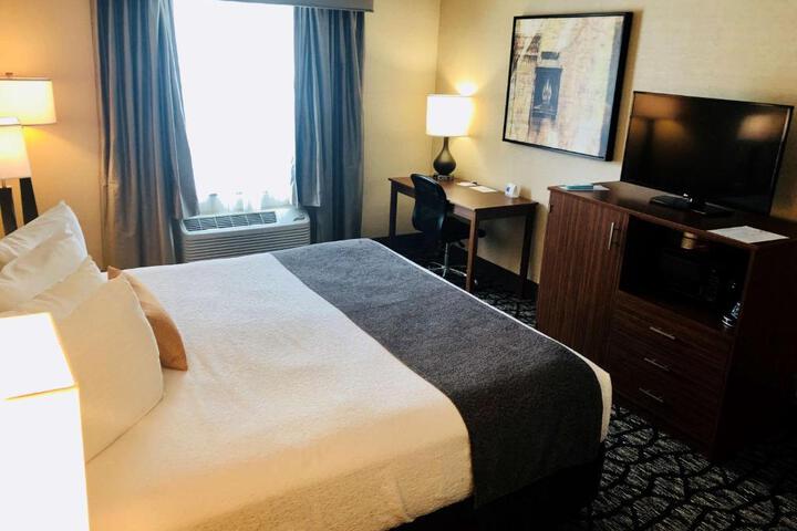 1 King Bed Microwave and Refrigerator WiFi Walk in Shower Full Breakfast (5 of 14)