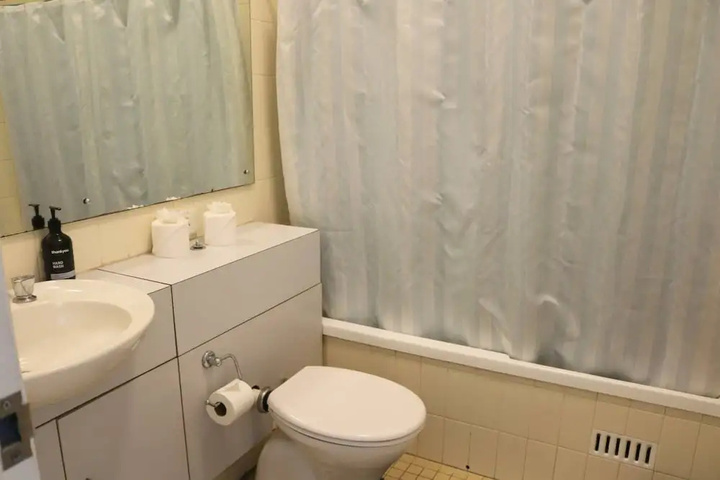 Room 6 of 13