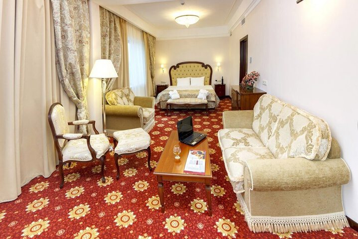 Room 2 of 40