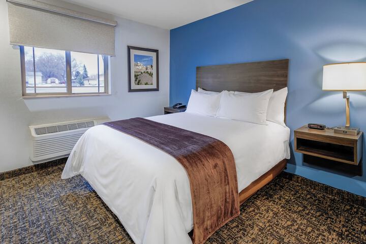 1 Queen Bed Mobile Accessible Hearing Impaired Roll in Shower (14 of 24)