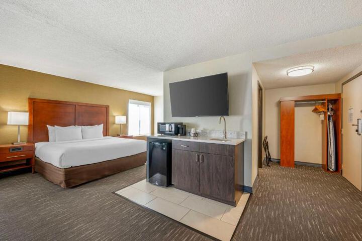 1 King Bed Microwave and Refrigerator Full Breakfast (20 of 29)