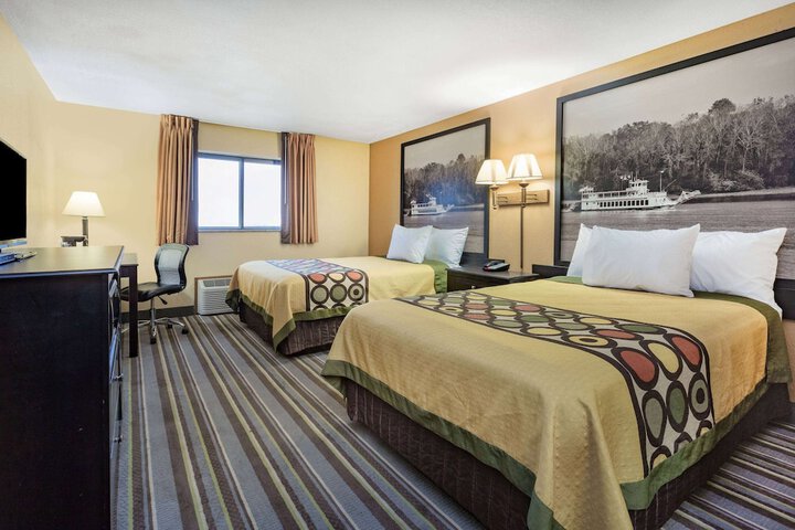1 Queen Bed (5 of 10)