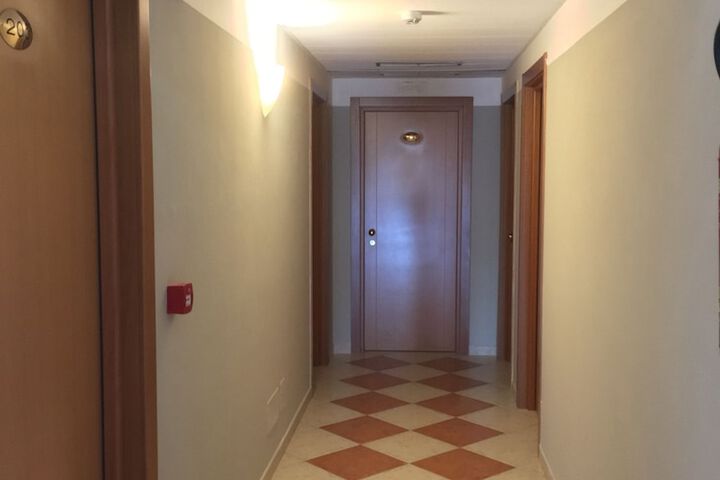 Ballroom/Hall 71 of 90