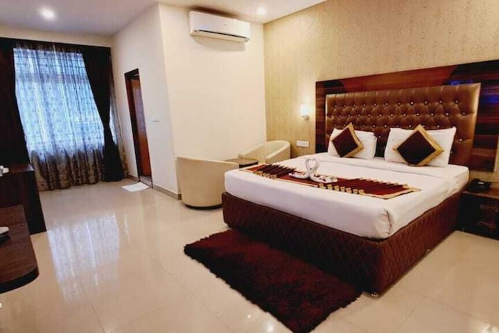 Room 13 of 16