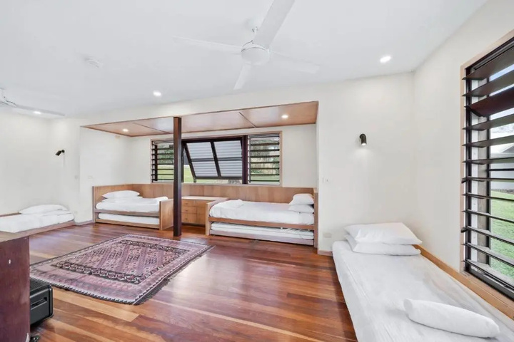 Room 4 of 11