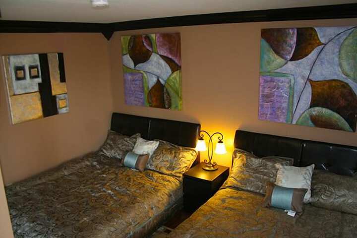 Room 8 of 80