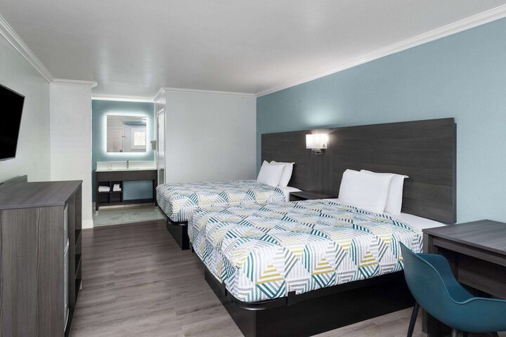 Double Accessible 2 Queen Beds (8 of 8)