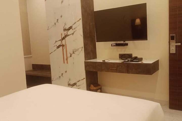 Room 4 of 28