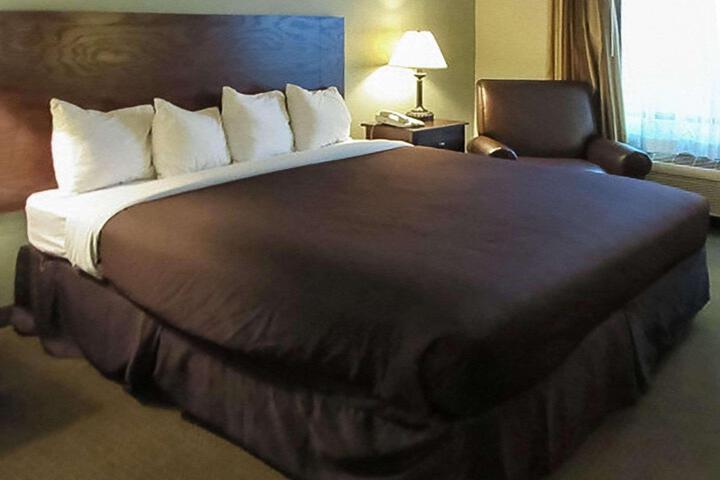 1 King Bed (3 of 12)