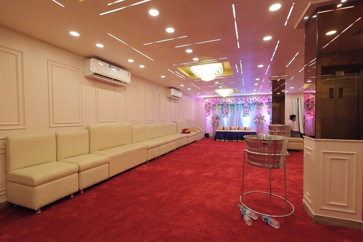 Ballroom/Hall 18 of 22