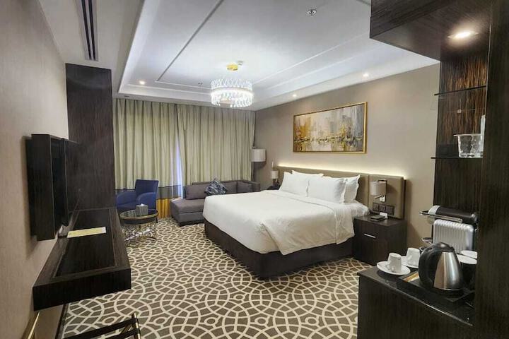 Room 6 of 18