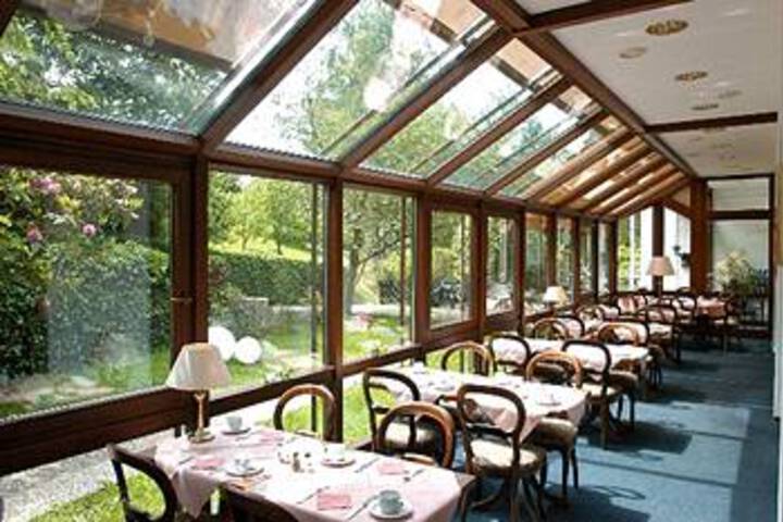 Dining 16 of 19