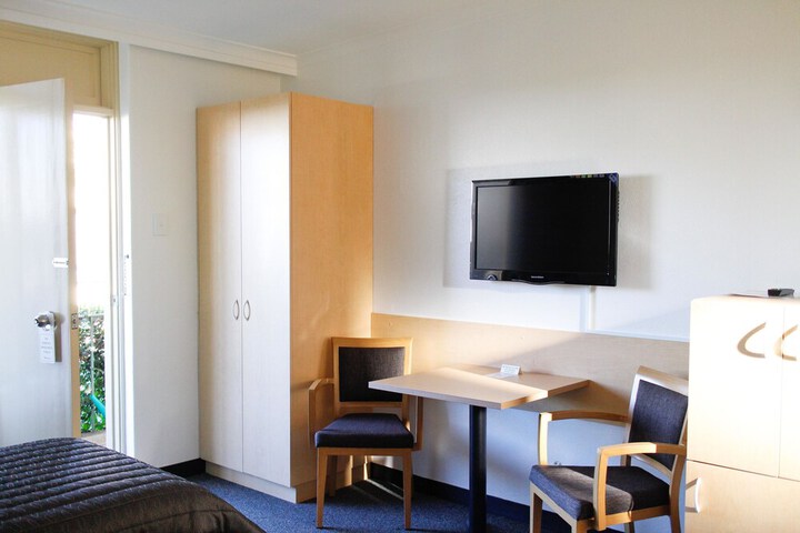Room 5 of 28