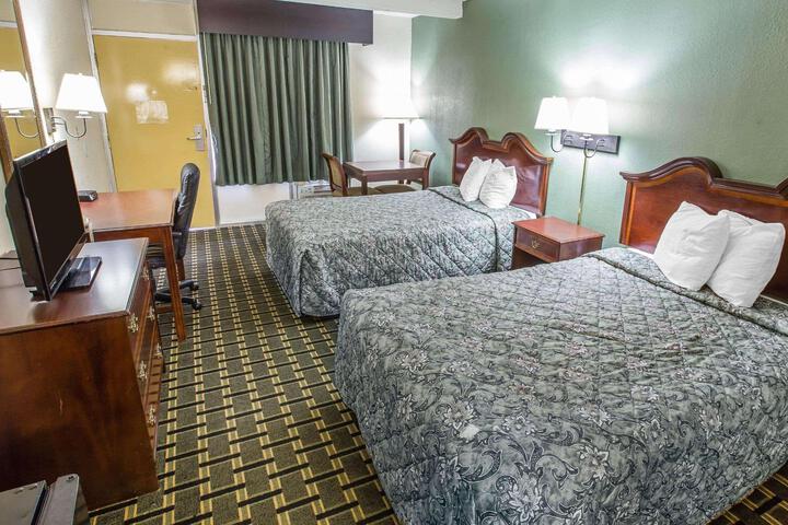 2 Queen Beds (7 of 10)