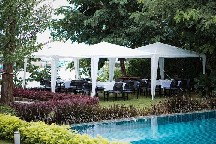 Hotel with Pool