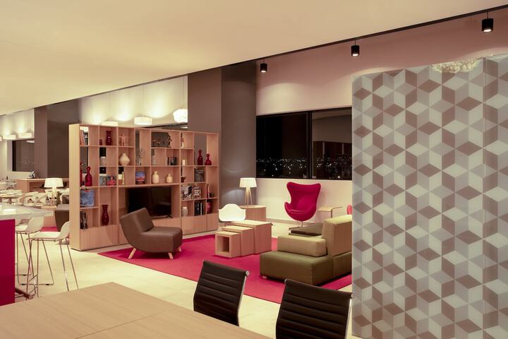 Lounge 42 of 69