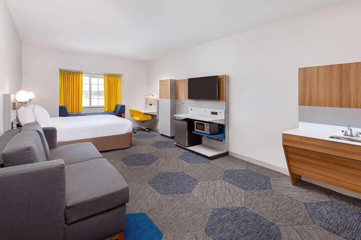 1 Queen Bed Accessible Room (16 of 21)