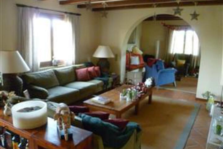 Lounge 1 of 8