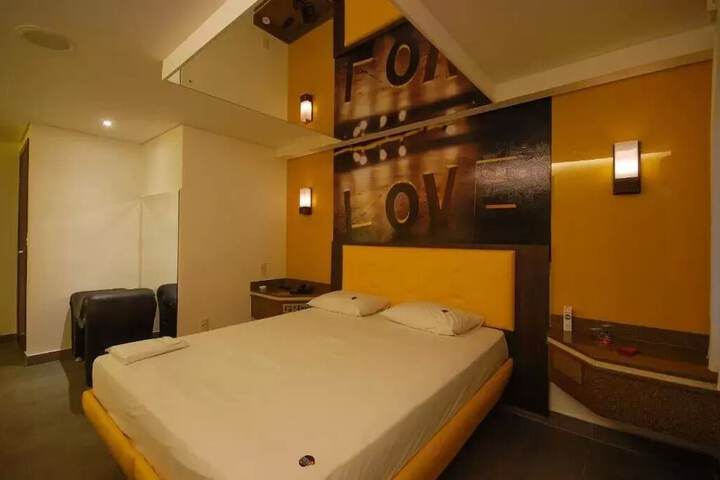 Room 18 of 37