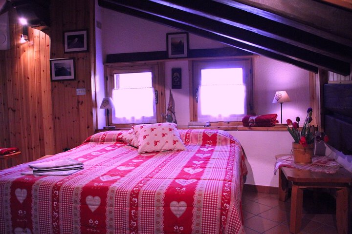 Room 2 of 8