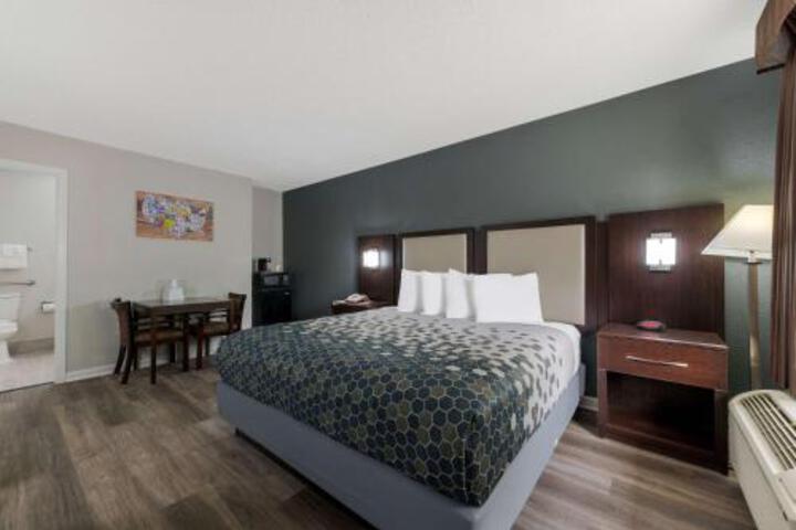 1 King Bed (13 of 24)