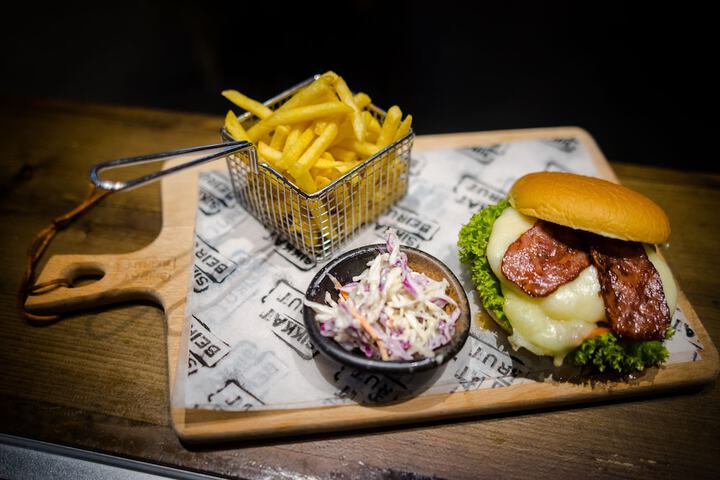 Dining 7 of 26