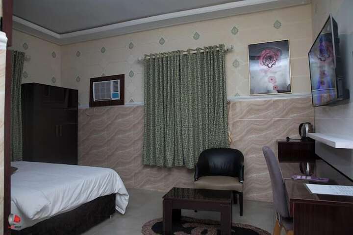 Room 14 of 76