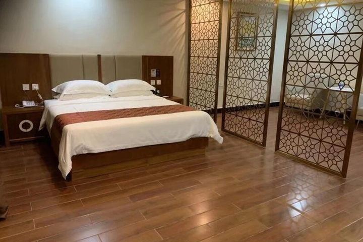 Room 6 of 15