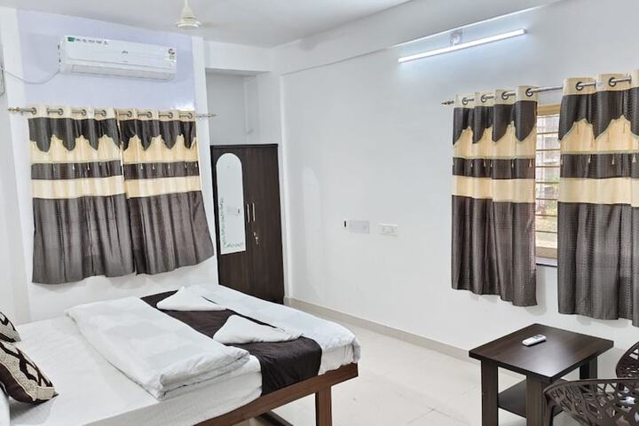 Room 6 of 9