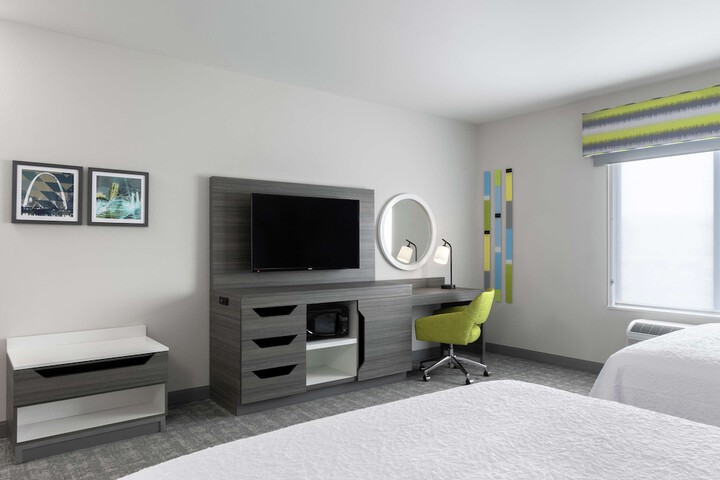 2 Queen Room Refrigerator, Microwave (1 of 5)