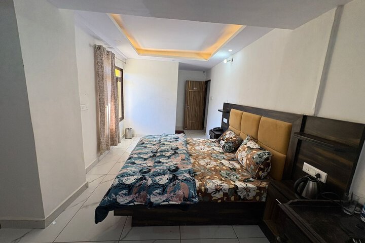 Room 8 of 18