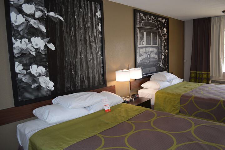 1 Queen Bed Mobility Hearing Impaired Accessible Room (12 of 15)