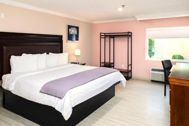 1 King Bed (9 of 23)