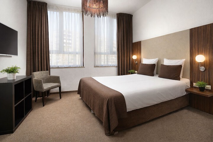 Room 12 of 27