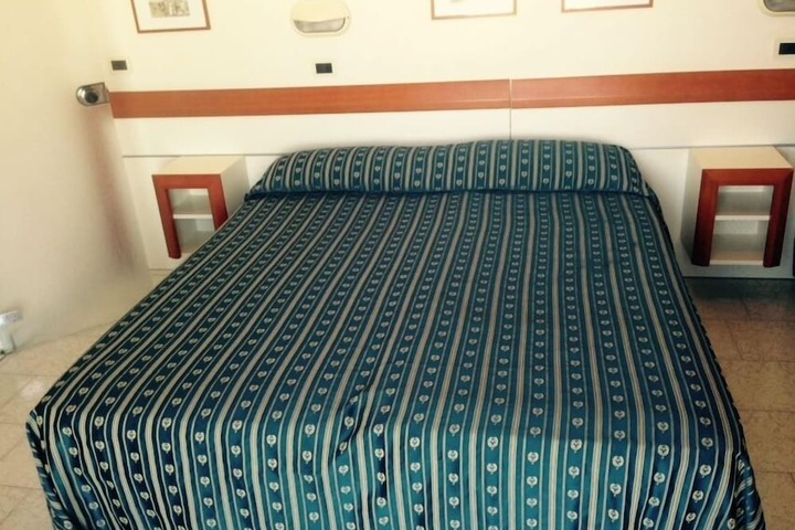 Room 12 of 26