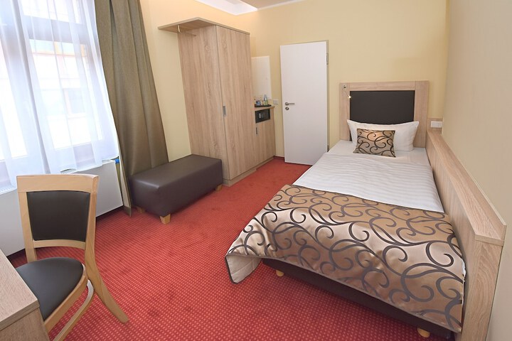 Room 7 of 33