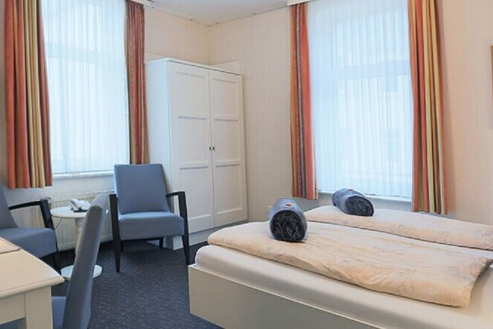 Room 4 of 32