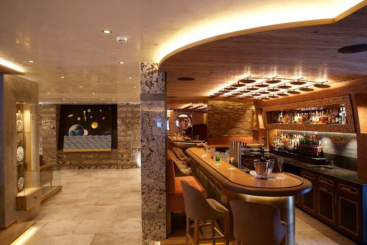 Lounge 33 of 35