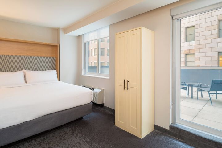 1 Cali King Bed Comm Mobility Accessible Tran Shower (2 of 14)