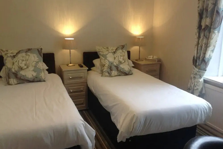 Room 5 of 11