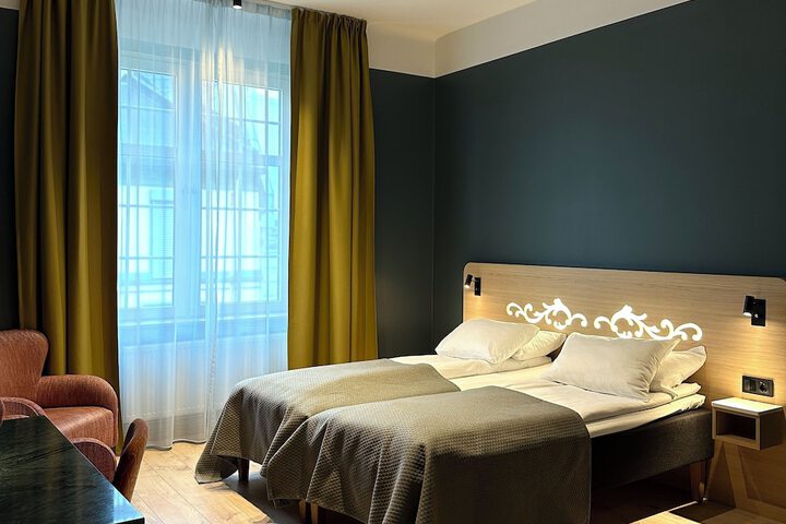 Room 33 of 104