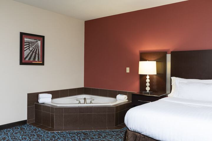 1 King Suite Add Living Area Sofa Bed (4 of 5)