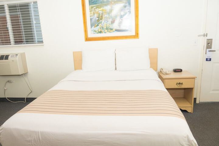 1 Queen Bed (3 of 15)