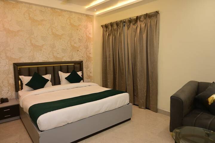 Room 9 of 11
