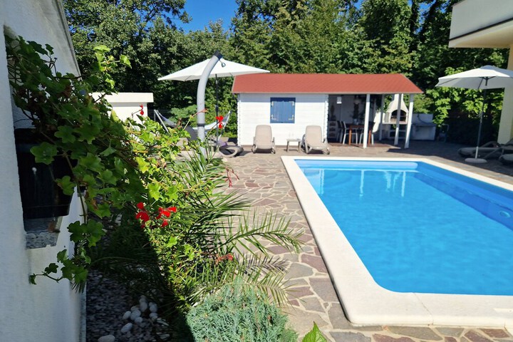 Pool 53 of 72