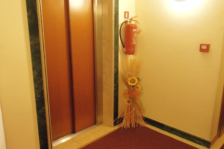 Ballroom/Hall 19 of 27