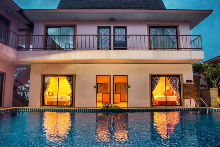 Hotel Pool