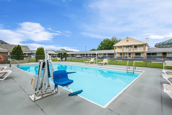 Pools & Facilities